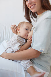 Maman avec bébé sur elle en train d'allaiter. Porte le tee-shirt box d'allaitement couleur seaweed. 