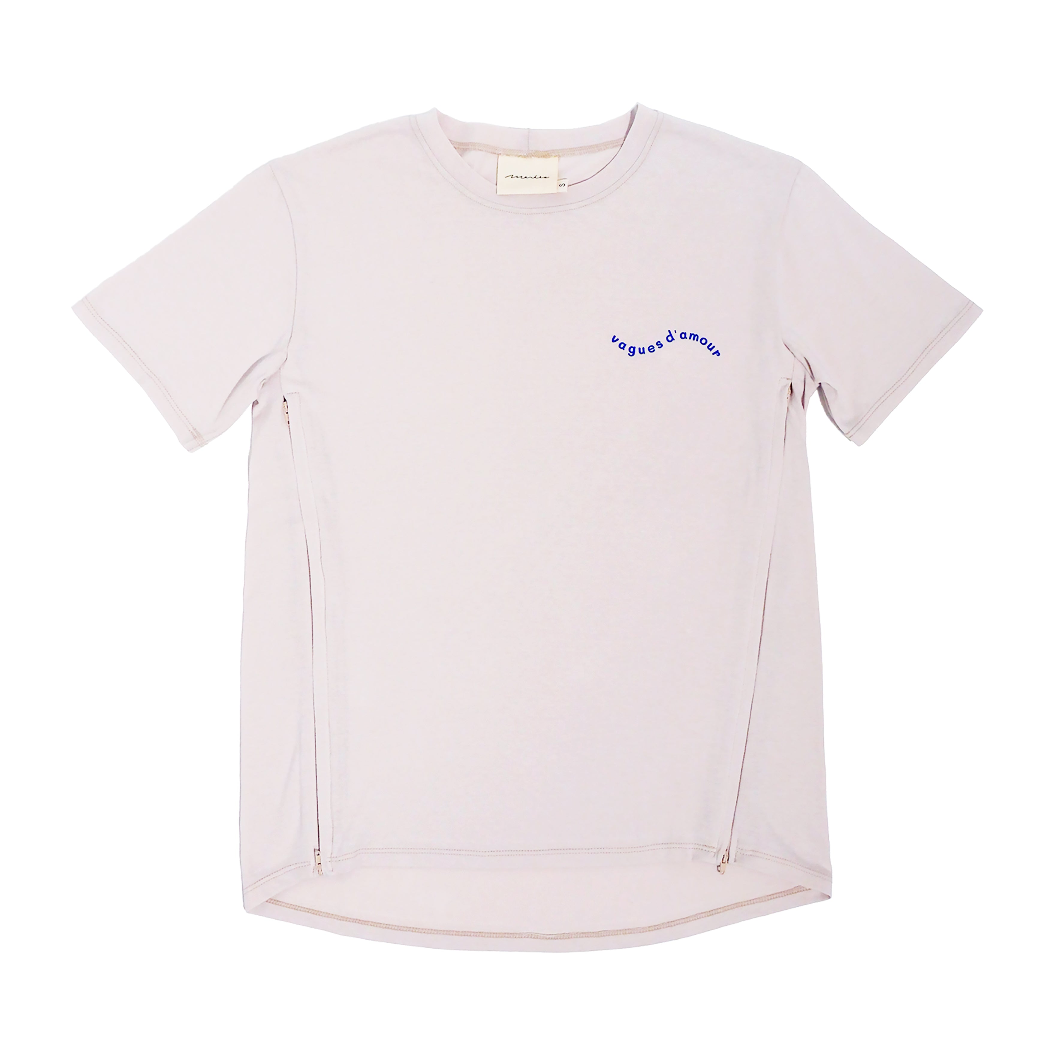 Photo du tee shirt d'allaitement vagues d'amour à plat sur fond blanc. 