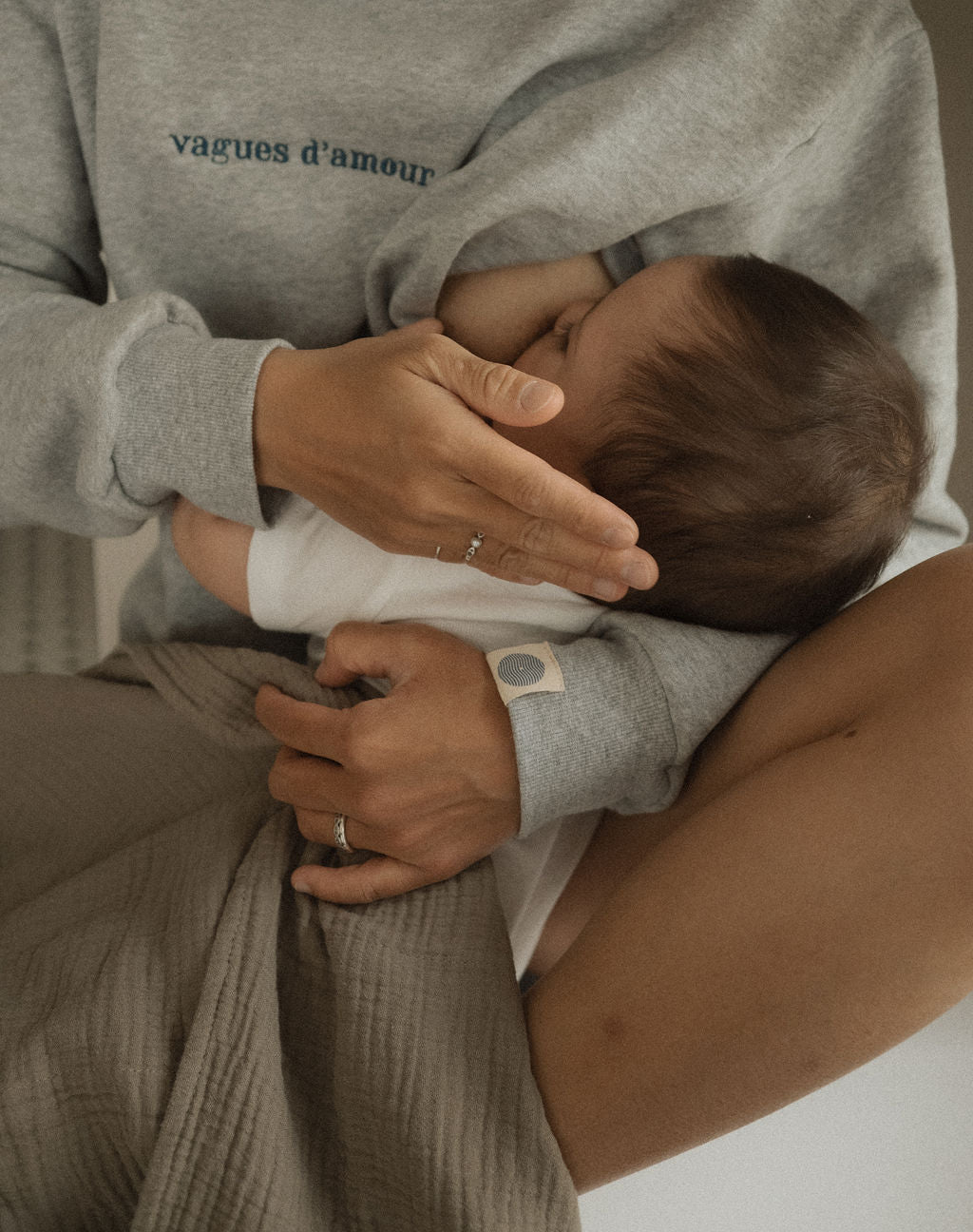Maman avec bébé qui allaite dans son crewneck d’allaitement Marées couleur Rocher