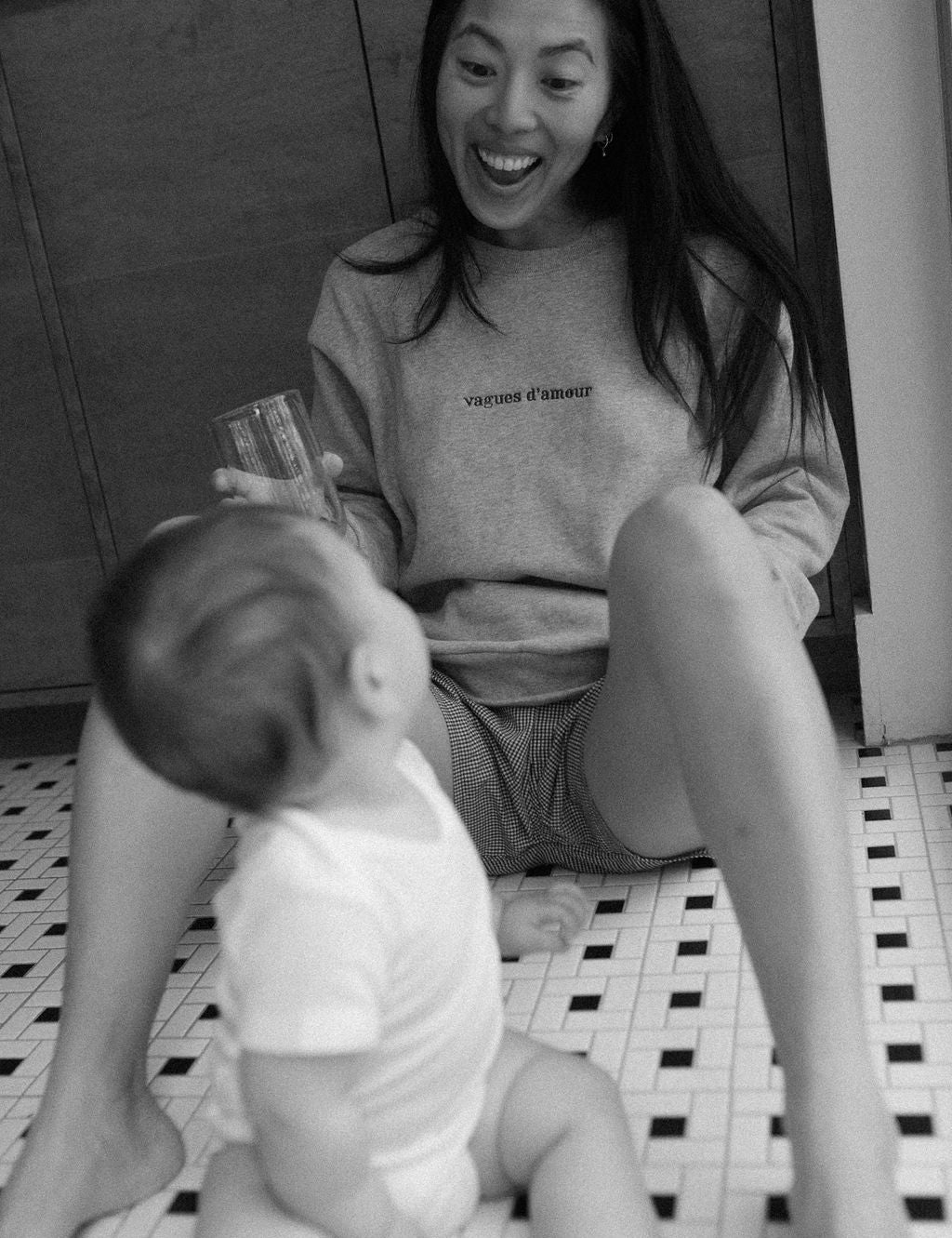 Maman avec bébé qui allaite dans son crewneck d’allaitement Marées couleur Rocher