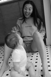 Maman avec bébé qui allaite dans son crewneck d’allaitement Marées couleur Rocher