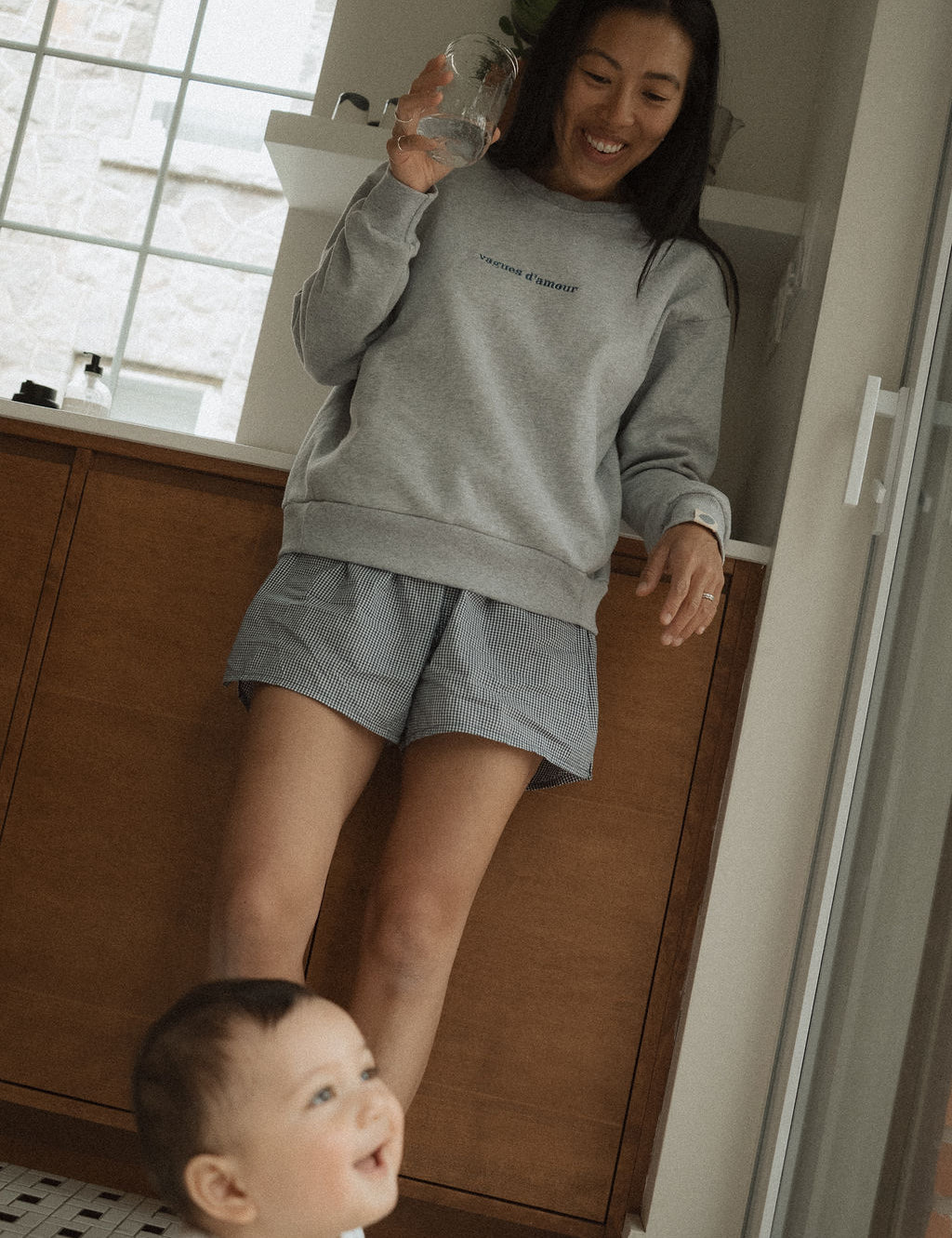 Maman avec bébé qui allaite dans son crewneck d’allaitement Marées couleur Rocher
