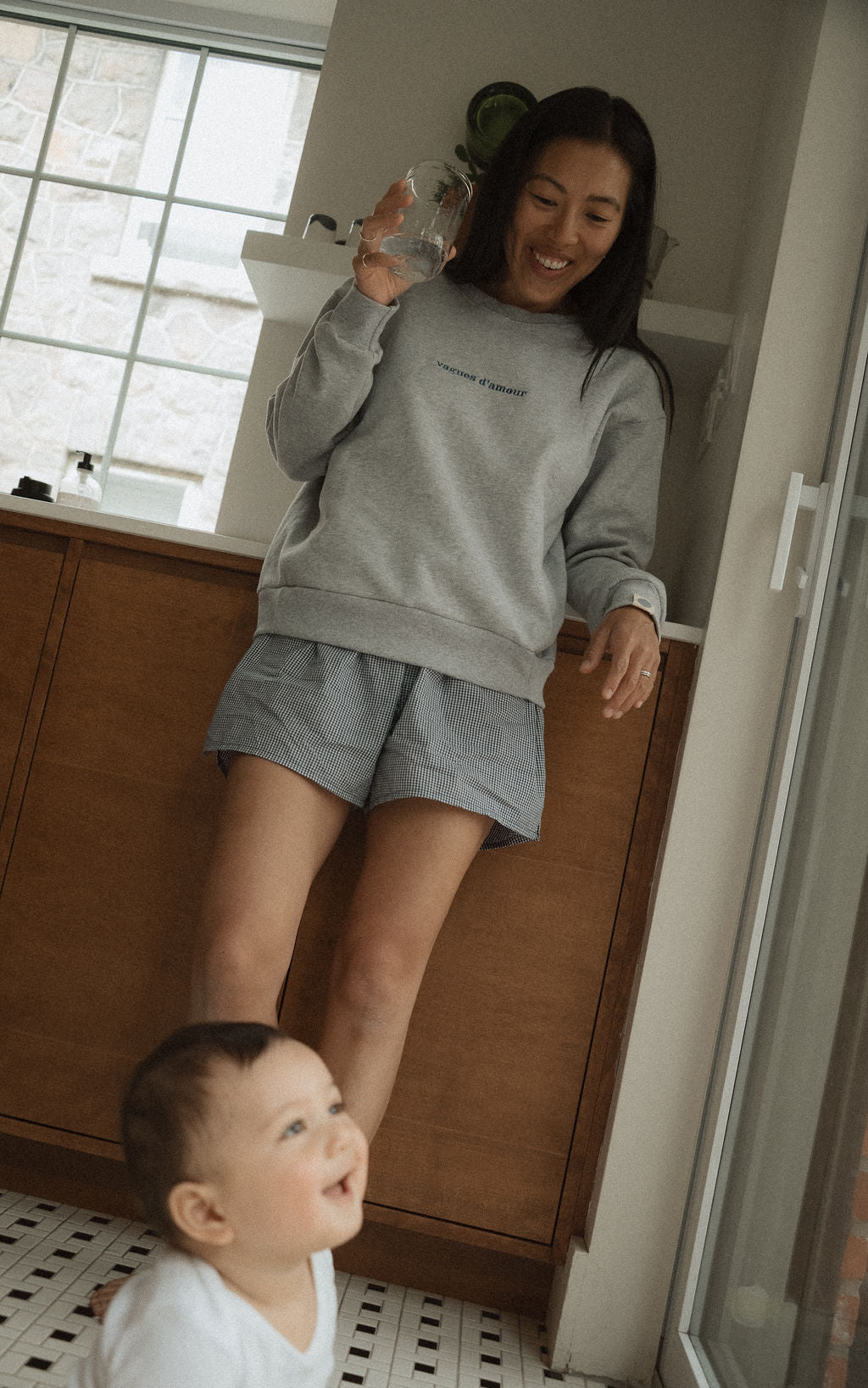 Maman avec bébé qui allaite dans son crewneck d’allaitement Marées couleur Rocher
