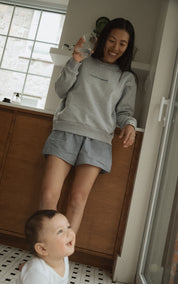 Maman avec bébé qui allaite dans son crewneck d’allaitement Marées couleur Rocher

