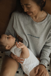 Maman avec bébé qui allaite dans son crewneck d’allaitement Marées couleur Rocher

