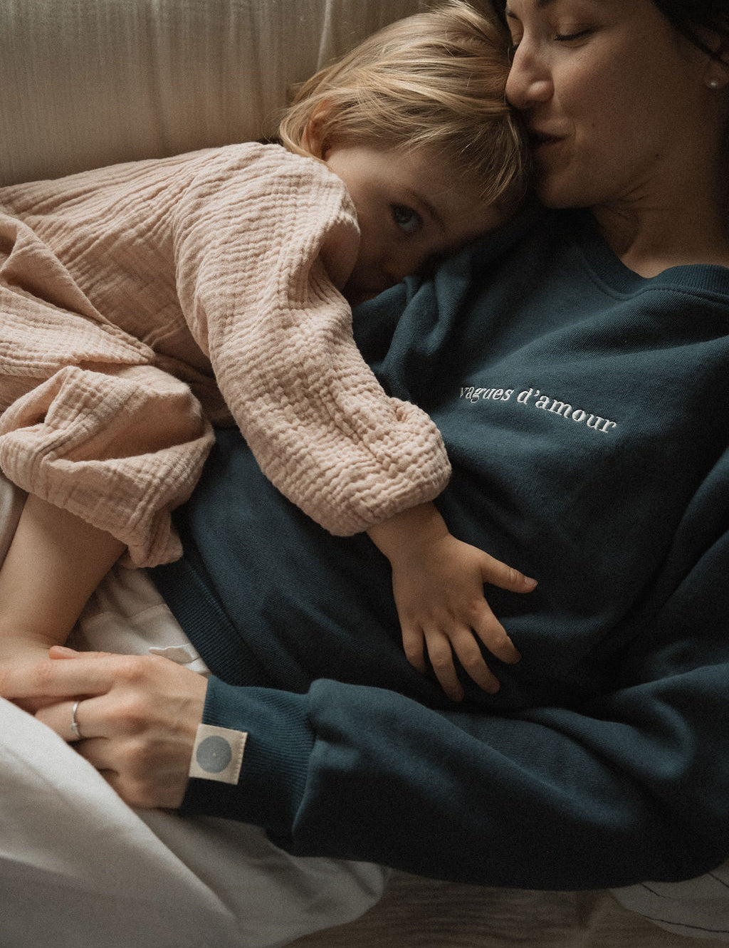 Maman avec bébé qui allaite dans son crewneck d’allaitement Marées couleur Ultramarine
