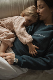 Maman avec bébé qui allaite dans son crewneck d’allaitement Marées couleur Ultramarine
