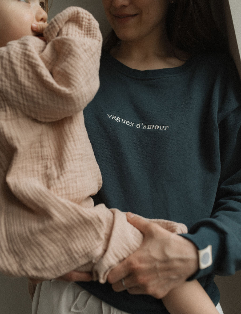 Maman avec bébé qui allaite dans son crewneck d’allaitement Marées couleur Ultramarine
