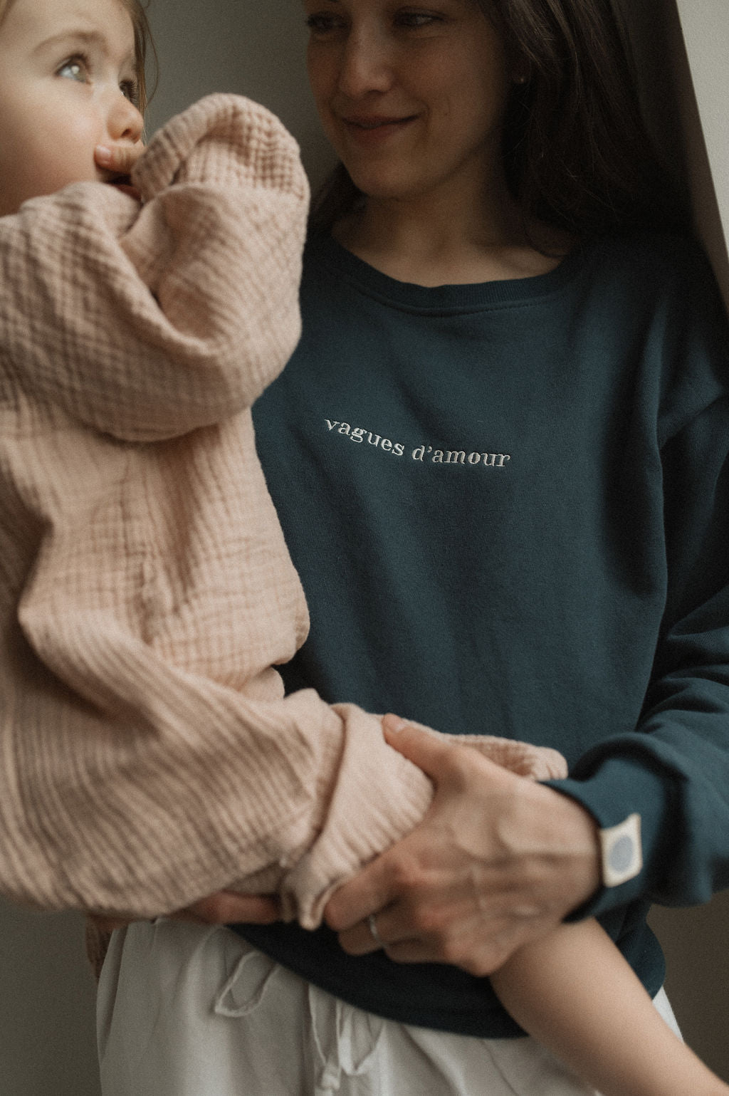 Maman avec bébé qui allaite dans son crewneck d’allaitement Marées couleur Ultramarine
