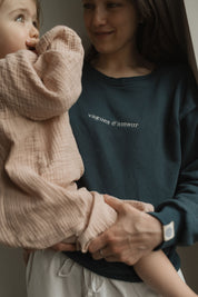 Maman avec bébé qui allaite dans son crewneck d’allaitement Marées couleur Ultramarine
