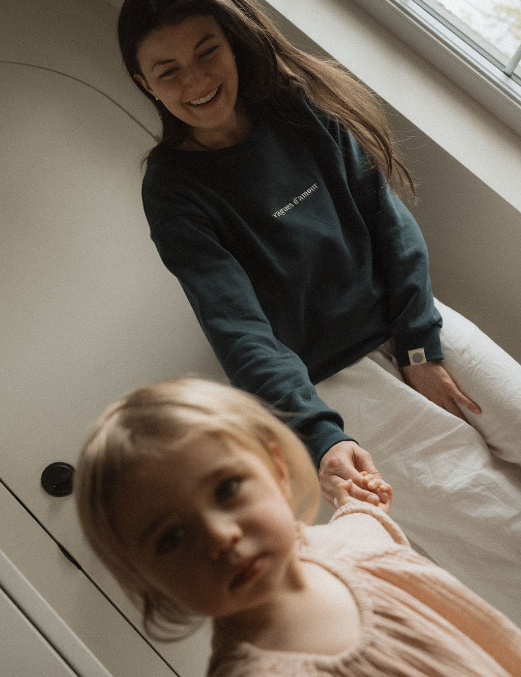 Maman avec bébé qui allaite dans son crewneck d’allaitement Marées couleur Ultramarine
