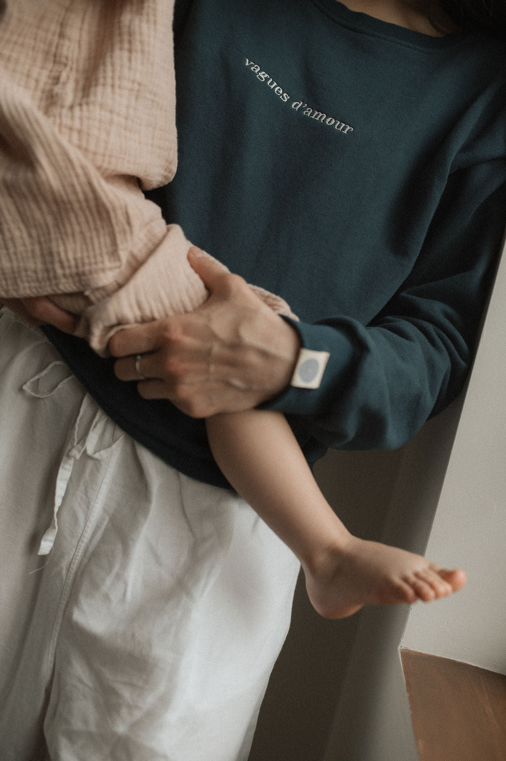 Maman avec bébé qui allaite dans son crewneck d’allaitement Marées couleur Ultramarine
