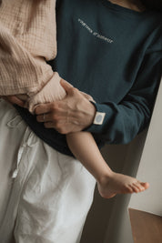 Maman avec bébé qui allaite dans son crewneck d’allaitement Marées couleur Ultramarine
