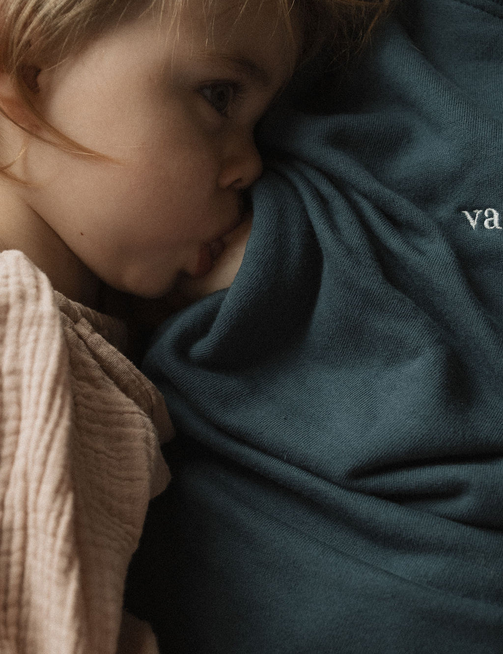 Maman avec bébé qui allaite dans son crewneck d’allaitement Marées couleur Ultramarine