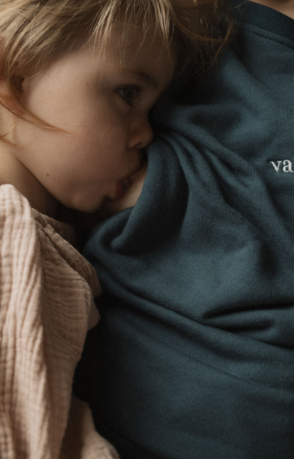 Maman avec bébé qui allaite dans son crewneck d’allaitement Marées couleur Ultramarine
