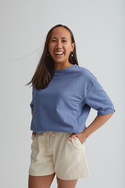 Maman debout qui porte le tee-shirt box d'allaitement couleur bleu de mèr(e)