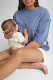 Maman qui allaite bébé dans ses bras et qui porte le tee-shirt box d'allaitement couleur bleu de mèr(e)