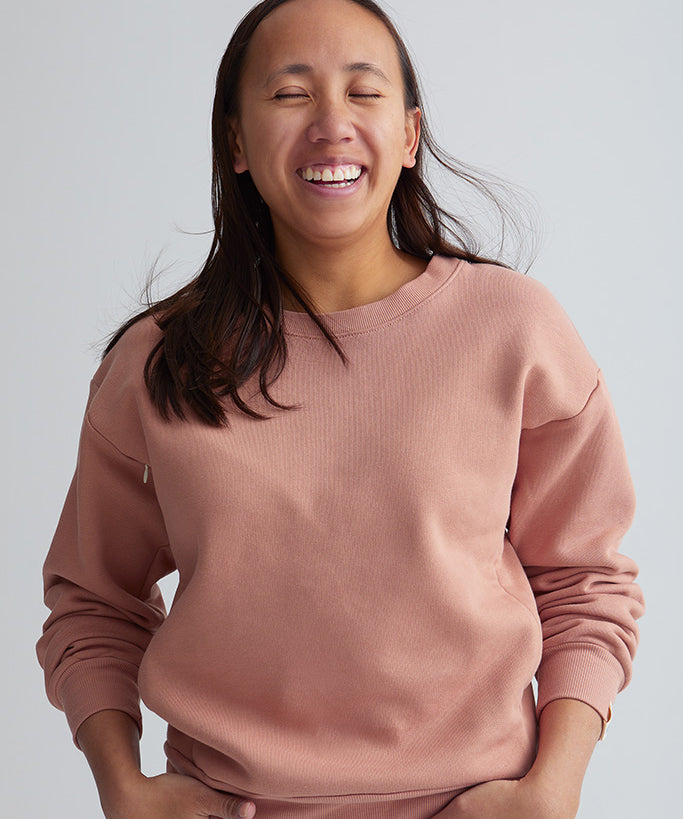 Maman debout avec crewneck d'allaitement Câlin. Porte Mom Jeans. 