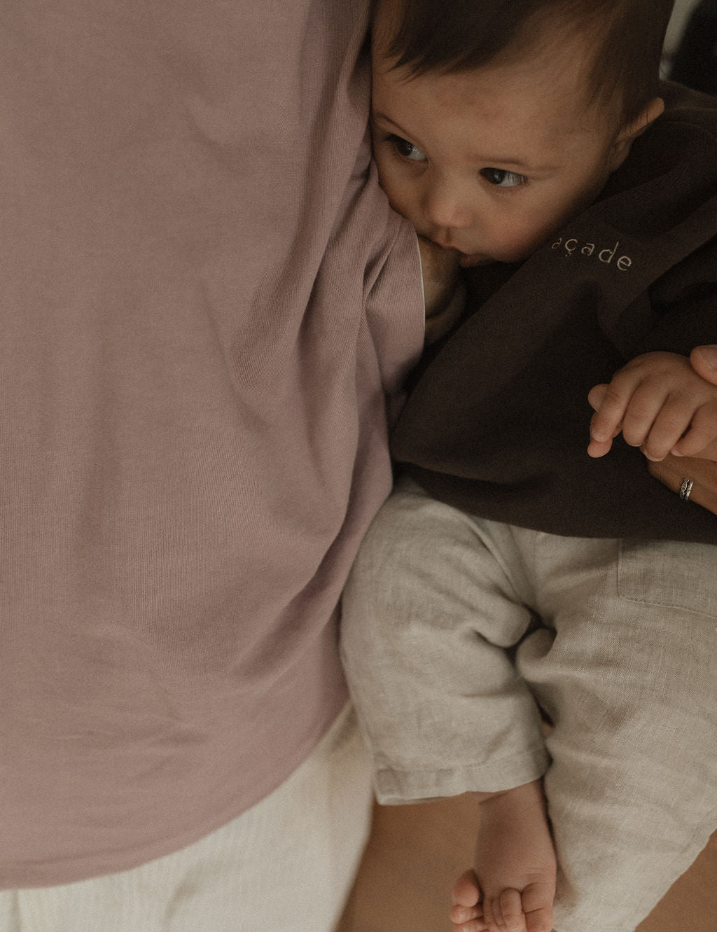 Maman dans la cuisine, avec bébé sur le comptoir, qui va allaiter bébé avec teeshirt d'allaitement Marées couleur Aube