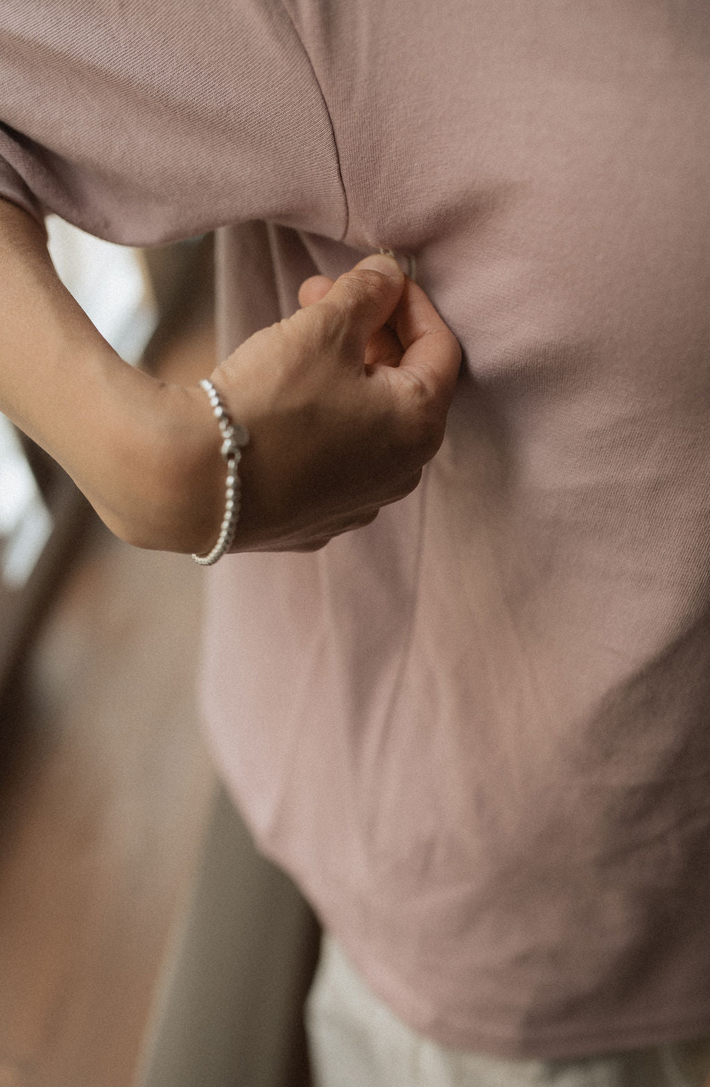 Maman dans la cuisine, avec bébé sur le comptoir, qui va allaiter bébé avec teeshirt d'allaitement Marées couleur Aube