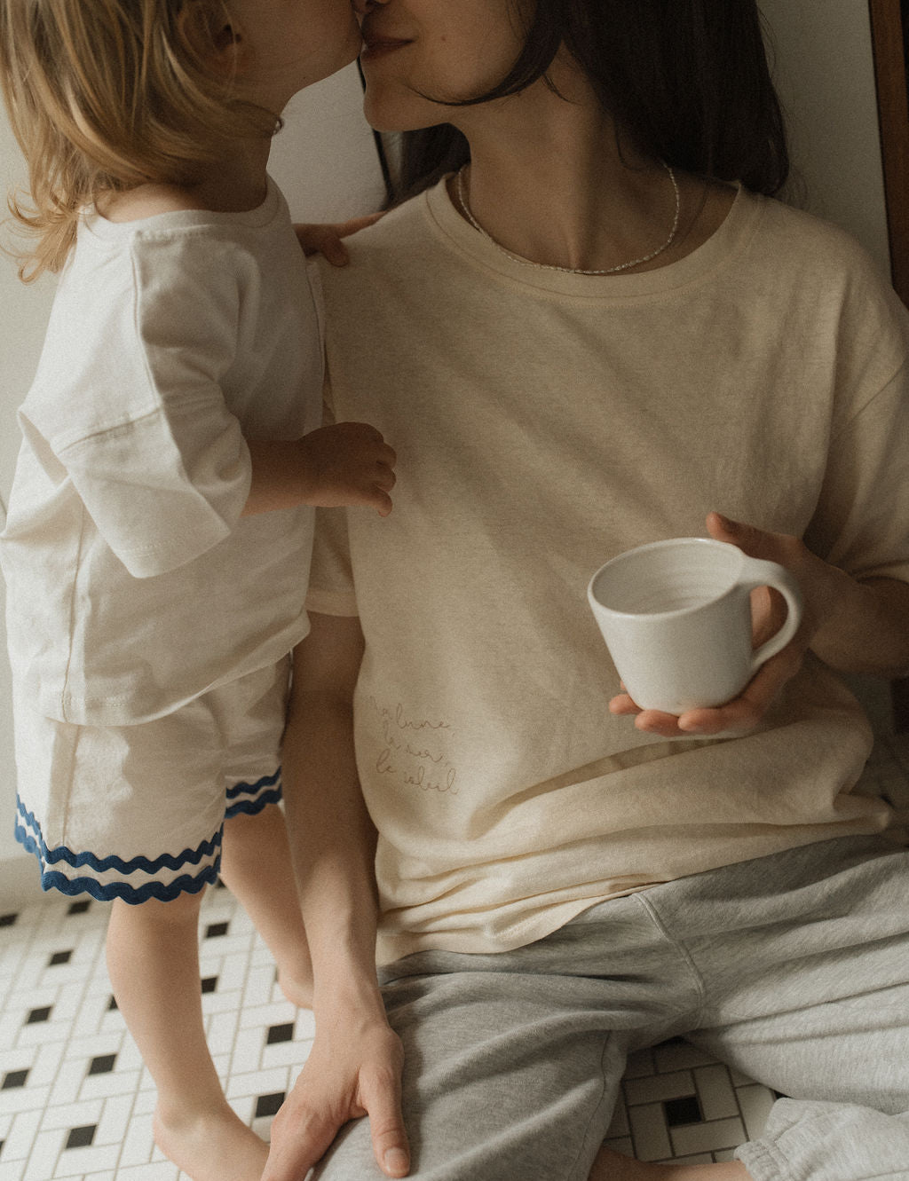 Maman qui allaite bébé avec son teeshirt d’allaitement Marées