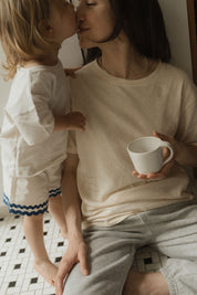 Maman qui allaite bébé avec son teeshirt d’allaitement Marées