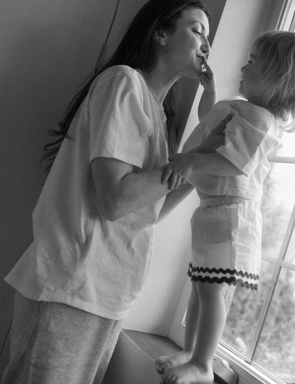Maman qui allaite bébé avec son teeshirt d’allaitement Marées
