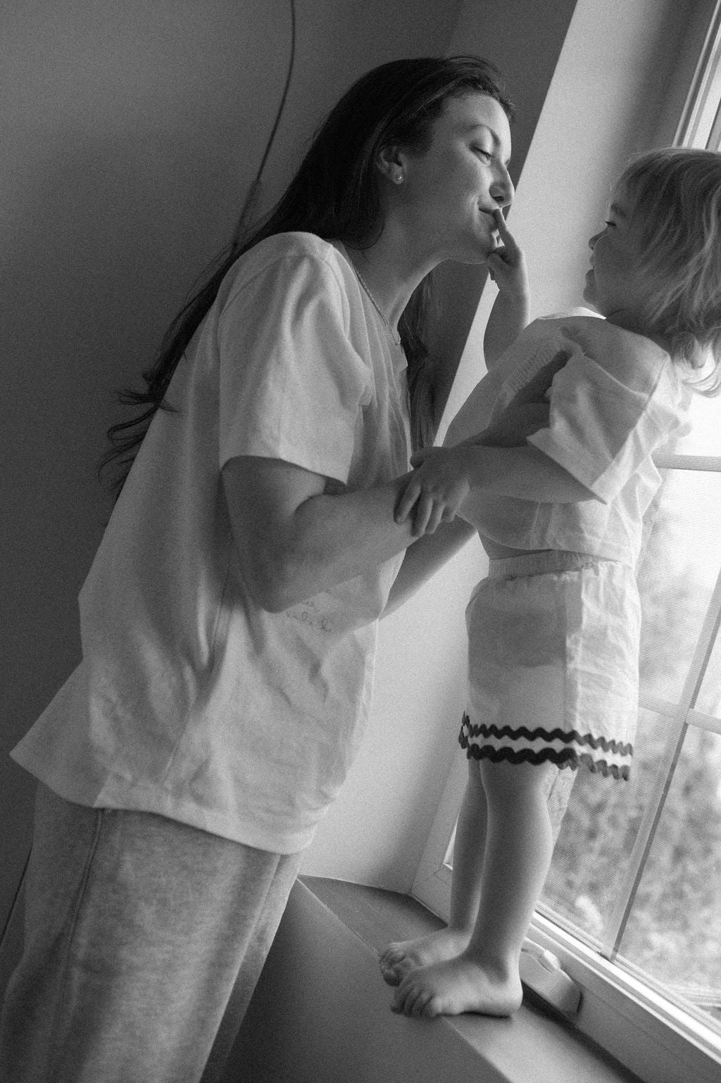 Maman qui allaite bébé avec son teeshirt d’allaitement Marées