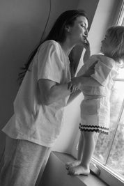 Maman qui allaite bébé avec son teeshirt d’allaitement Marées
