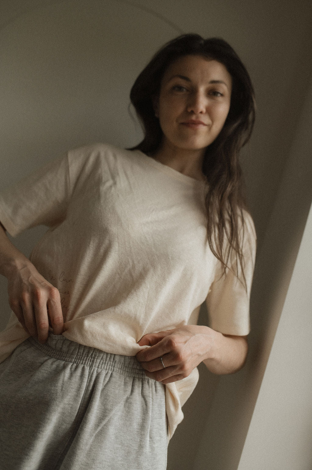 Maman qui allaite bébé avec son teeshirt d’allaitement Marées