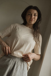 Maman qui allaite bébé avec son teeshirt d’allaitement Marées