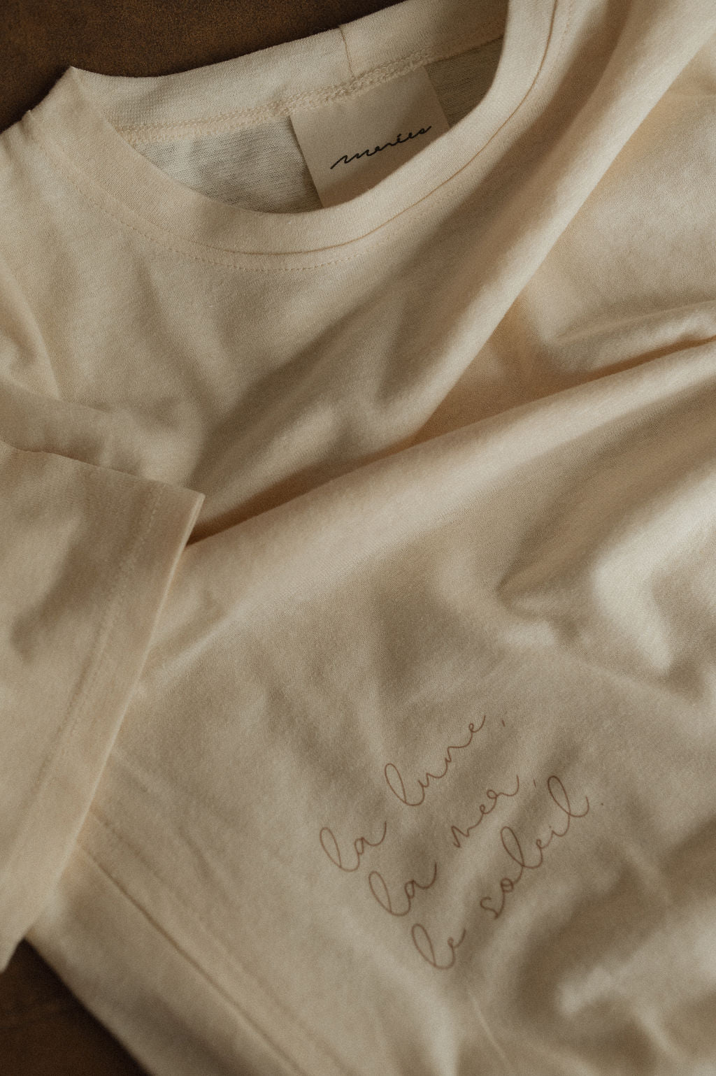 Maman qui allaite bébé avec son teeshirt d’allaitement Marées