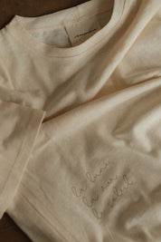 Maman qui allaite bébé avec son teeshirt d’allaitement Marées